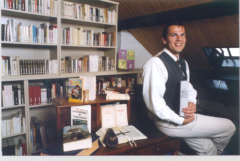This picture was taken to illustrate the page about his library that was published in De Standaard 